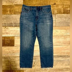 NWT Madewell the perfect vintage crop jeans, sz 32
Distressed hem